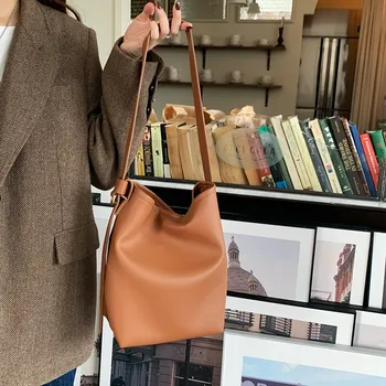 2023 Новая женская сумка из натуральной искусственной кожи, высококачественная сумка через плечо, сумка-ведро большой емкости, повседневная трендовая роскошная сумка