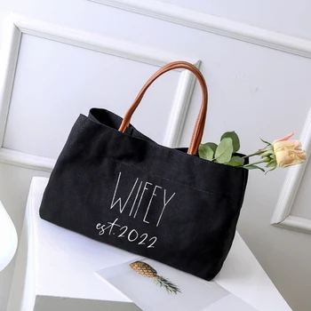 Wifey Est.2022 Сумка-тоут с принтом, подарок новой жене для невесты, сумка для душа, женская повседневная пляжная сумка, сумка для покупок
