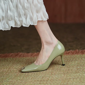 Женская кожаная обувь с квадратным носком и металлическими украшениями, на среднем высоком каблуке, черный, абрикосовый, светло-зеленый, весна и осень.