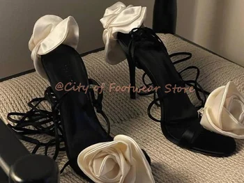 Женские черно-белые атласные босоножки с розами на шнуровке, красные вечерние туфли на высоком каблуке, дизайнерские свадебные туфли на высоком каблуке, большие размеры 2023 г.